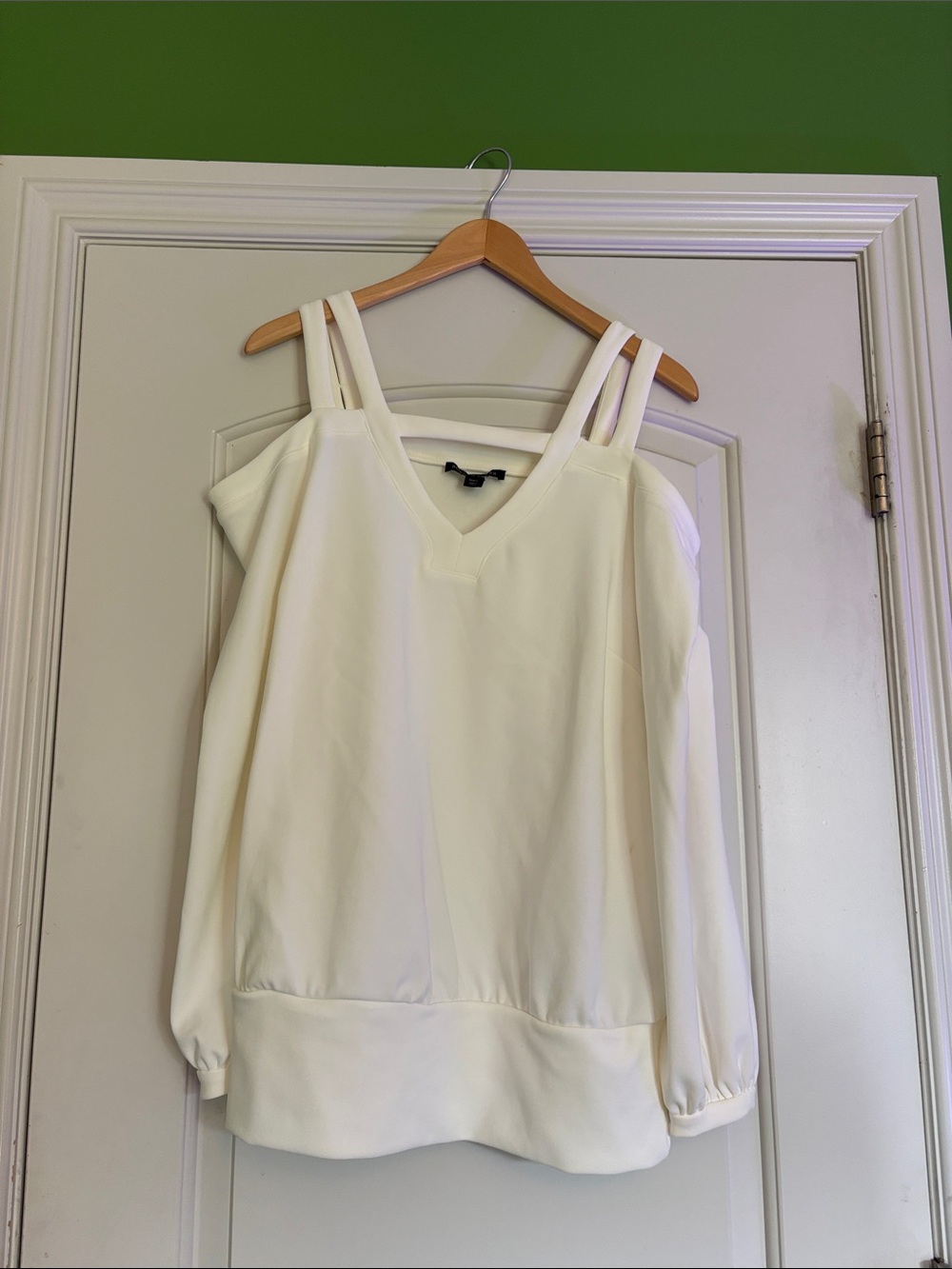 Boston Proper Ivory Cold-Shoulder V-Neck Long Sleeve Top. Large